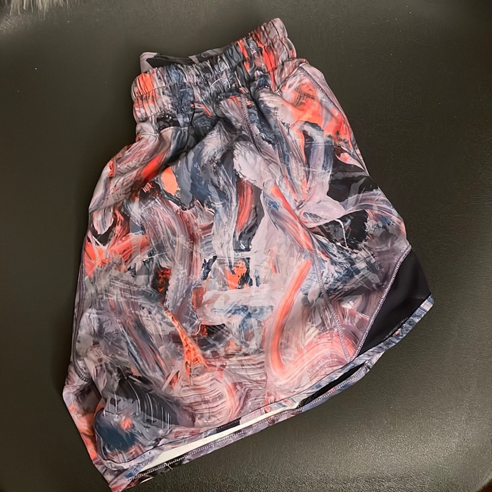 lululemon hotty hot shorts size 4 low rise 4 inch